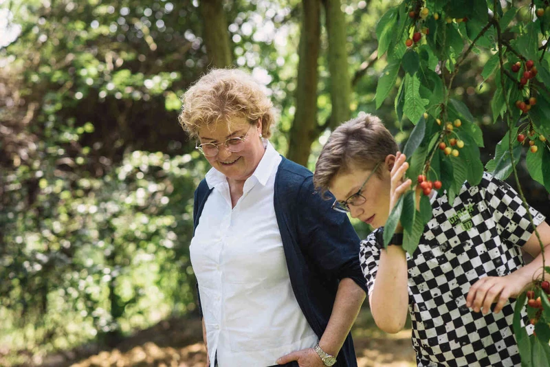 Zwei Frauen spazieren drau&szlig;en im wald