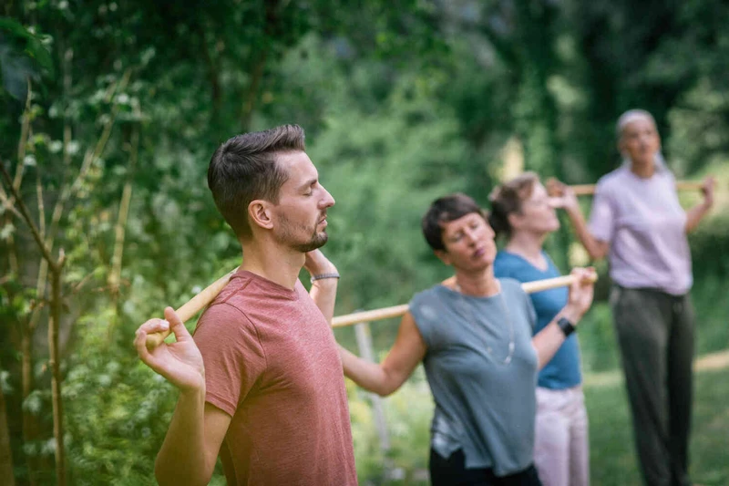 therapie gruppe macht entspannungs &uuml;bungen drau&szlig;en im wald